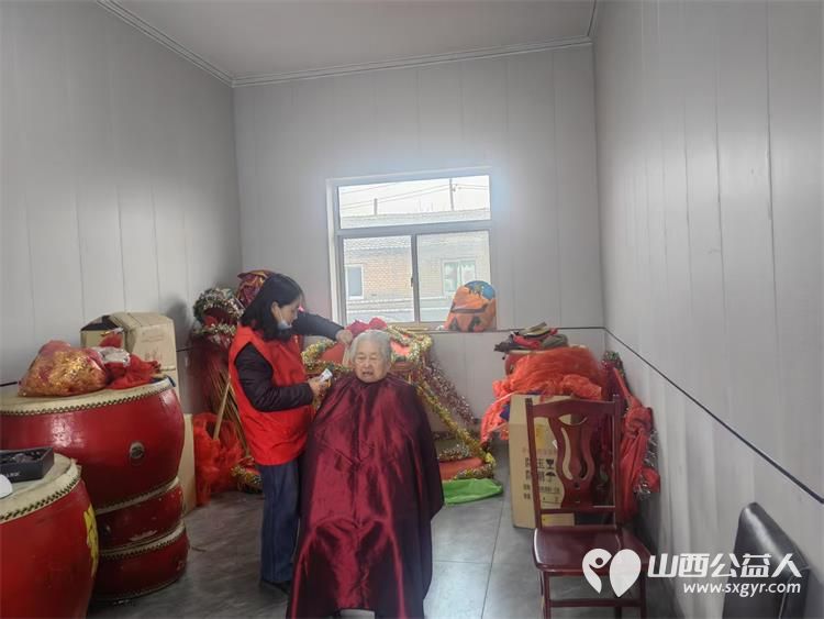 介休市敬老协会敬老助老活动3月1日走进洪山镇崇贤村为老人们理发义诊 - 第10张 - 山西公益人 介休市敬老协会敬老助老活动3月1日走进洪山镇崇贤村为老人们理发义诊 - 第10张