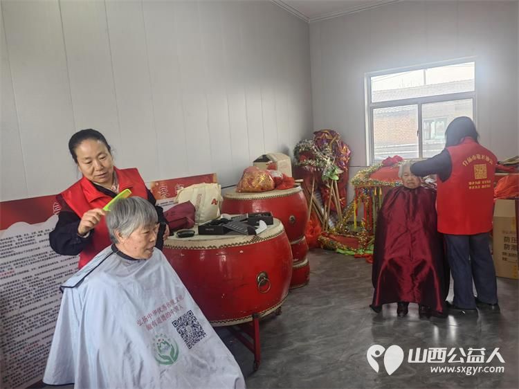 介休市敬老协会敬老助老活动3月1日走进洪山镇崇贤村为老人们理发义诊 - 第4张 - 山西公益人 介休市敬老协会敬老助老活动3月1日走进洪山镇崇贤村为老人们理发义诊 - 第4张