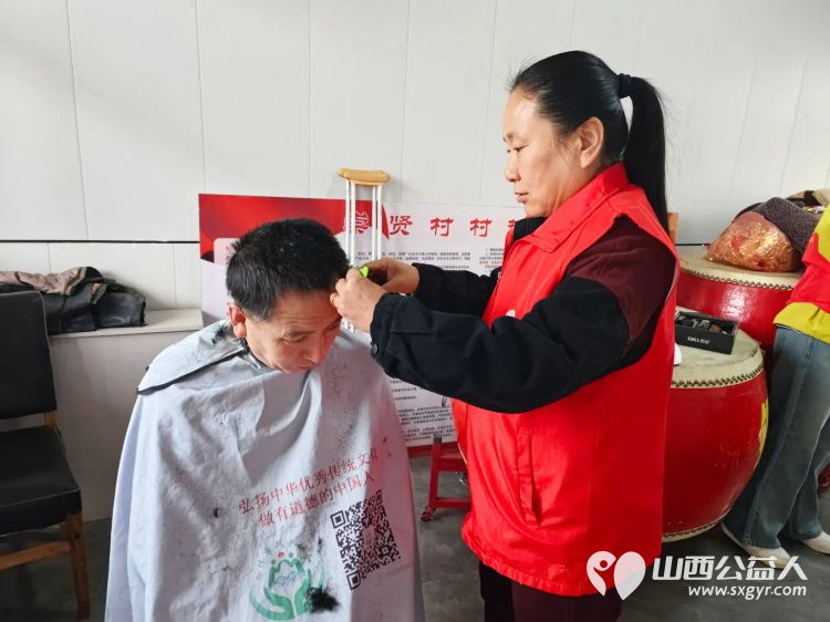 介休市敬老协会敬老助老活动3月1日走进洪山镇崇贤村为老人们理发义诊 - 第5张 - 山西公益人 介休市敬老协会敬老助老活动3月1日走进洪山镇崇贤村为老人们理发义诊 - 第5张