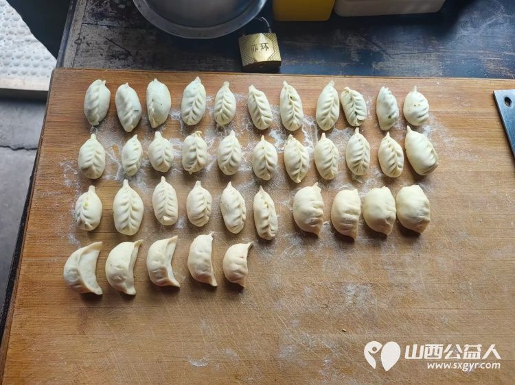 介休市敬老协会敬老助老活动走进洪山镇崇贤村入户87岁特困老人郝太山家中为老人理发、打扫室内外卫生、包饺子 - 第10张 - 山西公益人 介休市敬老协会敬老助老活动走进洪山镇崇贤村入户87岁特困老人郝太山家中为老人理发、打扫室内外卫生、包饺子 - 第10张