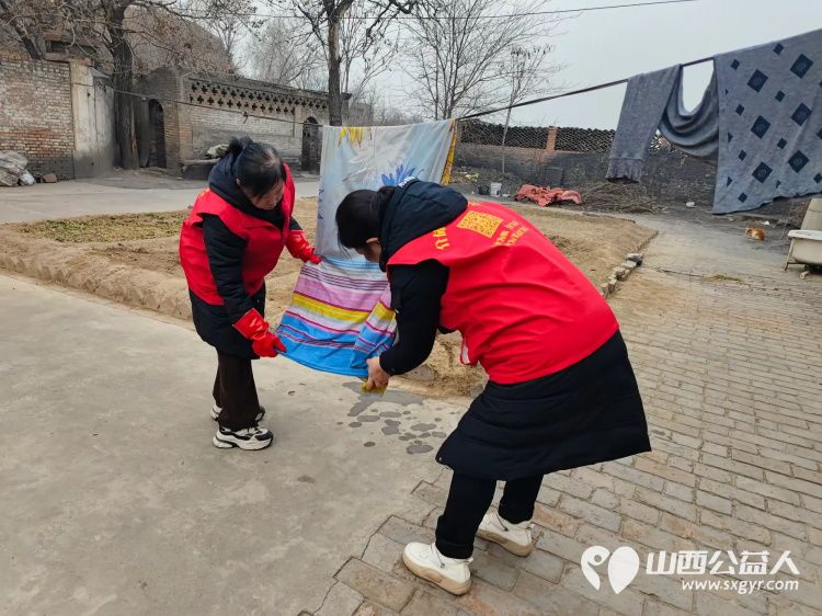 介休市敬老协会敬老助老活动走进洪山镇崇贤村入户87岁特困老人郝太山家中为老人理发、打扫室内外卫生、包饺子 - 第16张 - 山西公益人 介休市敬老协会敬老助老活动走进洪山镇崇贤村入户87岁特困老人郝太山家中为老人理发、打扫室内外卫生、包饺子 - 第16张
