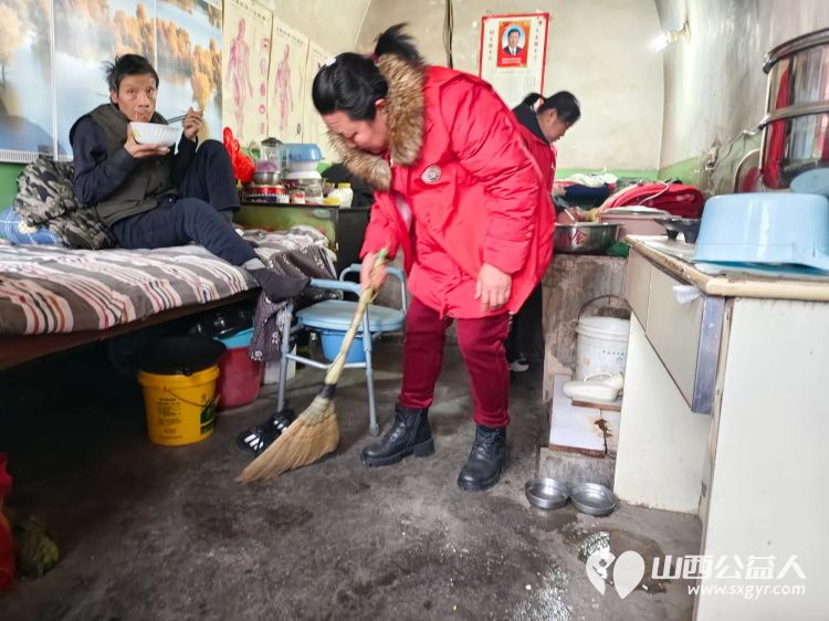 介休市敬老协会敬老助老活动走进洪山镇崇贤村入户87岁特困老人郝太山家中为老人理发、打扫室内外卫生、包饺子 - 第7张 - 山西公益人 介休市敬老协会敬老助老活动走进洪山镇崇贤村入户87岁特困老人郝太山家中为老人理发、打扫室内外卫生、包饺子 - 第7张