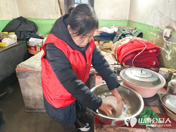 介休市敬老协会敬老助老活动走进洪山镇崇贤村入户87岁特困老人郝太山家中为老人理发、打扫室内外卫生、包饺子 - 第18张 - 山西公益人 介休市敬老协会敬老助老活动走进洪山镇崇贤村入户87岁特困老人郝太山家中为老人理发、打扫室内外卫生、包饺子 - 第18张