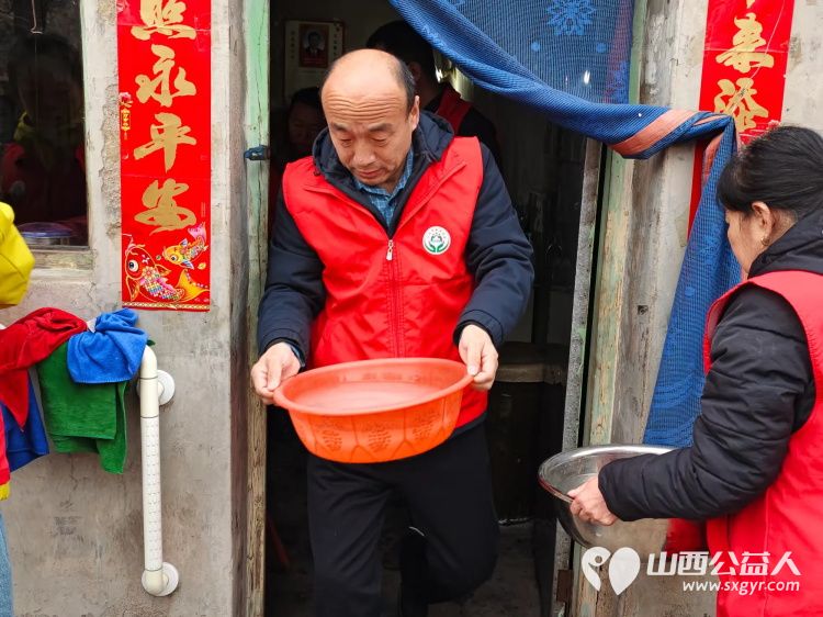 介休市敬老协会敬老助老活动走进洪山镇崇贤村入户87岁特困老人郝太山家中为老人理发、打扫室内外卫生、包饺子 - 第17张 - 山西公益人 介休市敬老协会敬老助老活动走进洪山镇崇贤村入户87岁特困老人郝太山家中为老人理发、打扫室内外卫生、包饺子 - 第17张