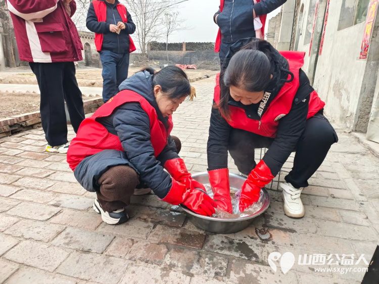 介休市敬老协会敬老助老活动走进洪山镇崇贤村入户87岁特困老人郝太山家中为老人理发、打扫室内外卫生、包饺子 - 第11张 - 山西公益人 介休市敬老协会敬老助老活动走进洪山镇崇贤村入户87岁特困老人郝太山家中为老人理发、打扫室内外卫生、包饺子 - 第11张