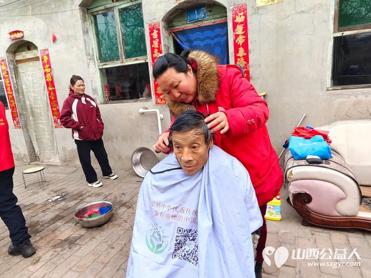 介休市敬老协会敬老助老活动走进洪山镇崇贤村入户87岁特困老人郝太山家中为老人理发、打扫室内外卫生、包饺子 - 第4张 - 山西公益人 介休市敬老协会敬老助老活动走进洪山镇崇贤村入户87岁特困老人郝太山家中为老人理发、打扫室内外卫生、包饺子 - 第4张