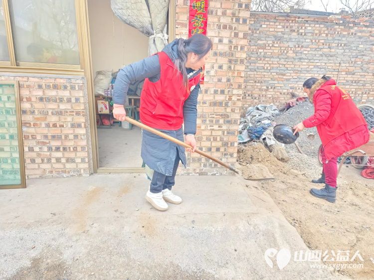 介休市敬老协会敬老助老活动走进洪山镇崇贤村入户85岁特困老人胡家龙家中为老人打扫室内外卫生、包饺子 - 第16张 - 山西公益人 介休市敬老协会敬老助老活动走进洪山镇崇贤村入户85岁特困老人胡家龙家中为老人打扫室内外卫生、包饺子 - 第16张