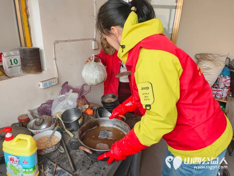 介休市敬老协会敬老助老活动走进洪山镇崇贤村入户85岁特困老人胡家龙家中为老人打扫室内外卫生、包饺子 - 第11张 - 山西公益人 介休市敬老协会敬老助老活动走进洪山镇崇贤村入户85岁特困老人胡家龙家中为老人打扫室内外卫生、包饺子 - 第11张