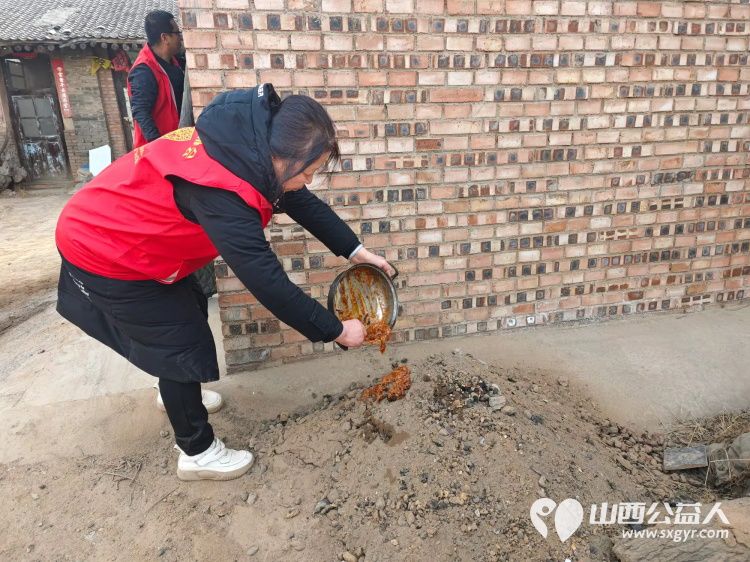 介休市敬老协会敬老助老活动走进洪山镇崇贤村入户85岁特困老人胡家龙家中为老人打扫室内外卫生、包饺子 - 第10张 - 山西公益人 介休市敬老协会敬老助老活动走进洪山镇崇贤村入户85岁特困老人胡家龙家中为老人打扫室内外卫生、包饺子 - 第10张