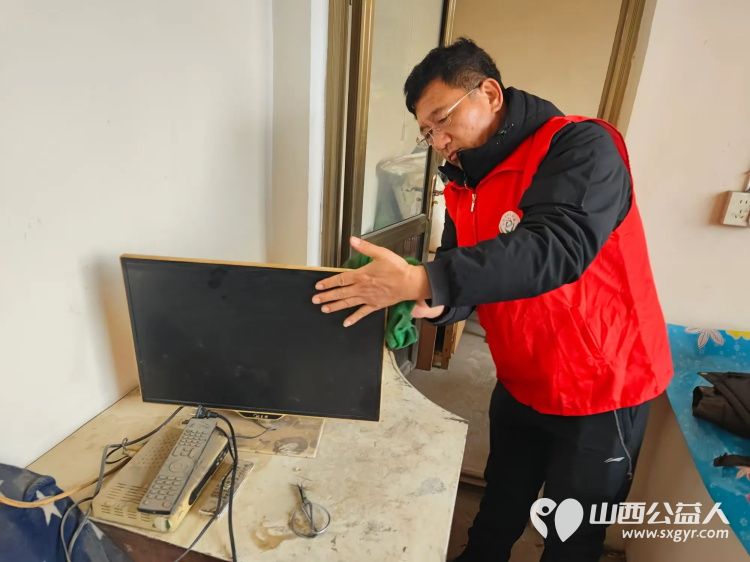 介休市敬老协会敬老助老活动走进洪山镇崇贤村入户85岁特困老人胡家龙家中为老人打扫室内外卫生、包饺子 - 第3张 - 山西公益人 介休市敬老协会敬老助老活动走进洪山镇崇贤村入户85岁特困老人胡家龙家中为老人打扫室内外卫生、包饺子 - 第3张