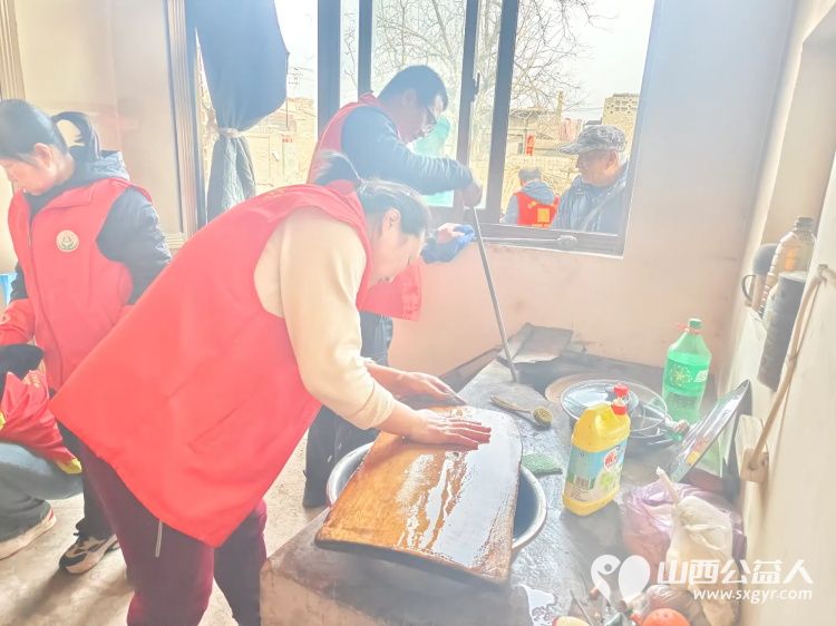 介休市敬老协会敬老助老活动走进洪山镇崇贤村入户85岁特困老人胡家龙家中为老人打扫室内外卫生、包饺子 - 第2张 - 山西公益人 介休市敬老协会敬老助老活动走进洪山镇崇贤村入户85岁特困老人胡家龙家中为老人打扫室内外卫生、包饺子 - 第2张