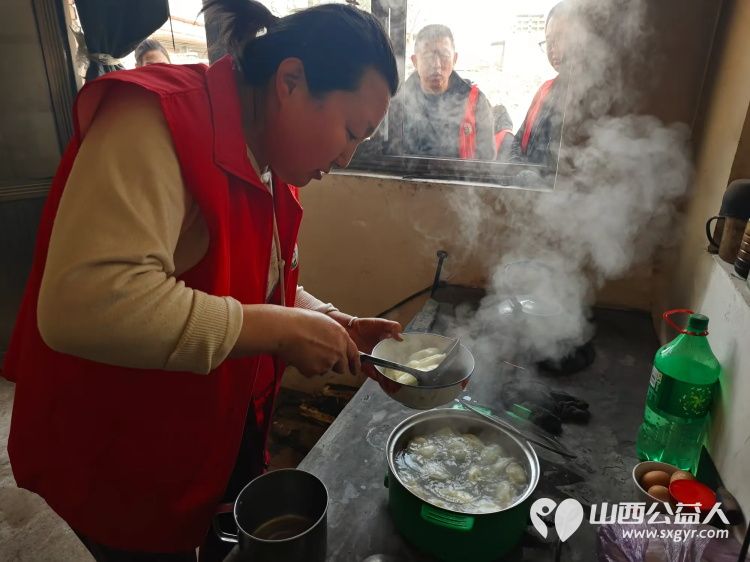 介休市敬老协会敬老助老活动走进洪山镇崇贤村入户85岁特困老人胡家龙家中为老人打扫室内外卫生、包饺子 - 第14张 - 山西公益人 介休市敬老协会敬老助老活动走进洪山镇崇贤村入户85岁特困老人胡家龙家中为老人打扫室内外卫生、包饺子 - 第14张