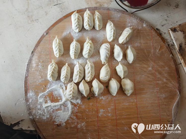 介休市敬老协会敬老助老活动走进洪山镇崇贤村入户85岁特困老人胡家龙家中为老人打扫室内外卫生、包饺子 - 第15张 - 山西公益人 介休市敬老协会敬老助老活动走进洪山镇崇贤村入户85岁特困老人胡家龙家中为老人打扫室内外卫生、包饺子 - 第15张