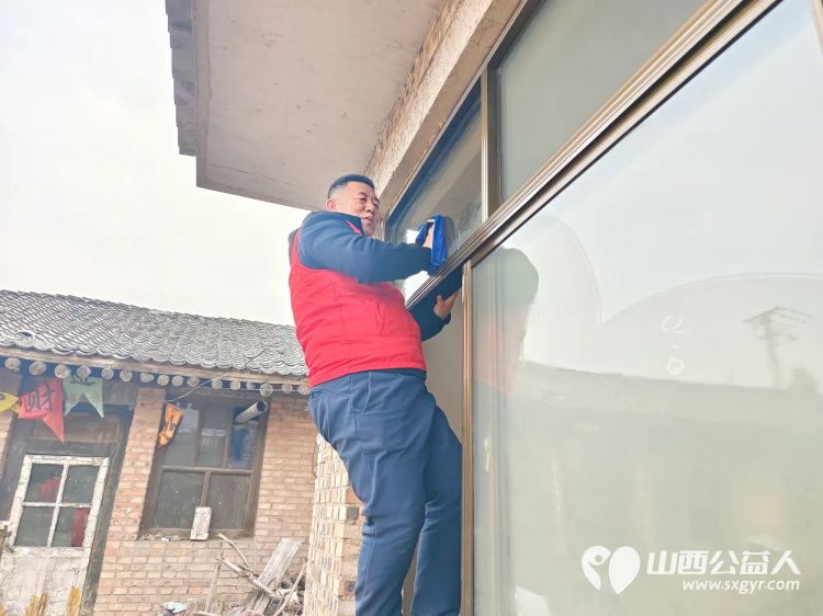 介休市敬老协会敬老助老活动走进洪山镇崇贤村入户85岁特困老人胡家龙家中为老人打扫室内外卫生、包饺子 - 第20张 - 山西公益人 介休市敬老协会敬老助老活动走进洪山镇崇贤村入户85岁特困老人胡家龙家中为老人打扫室内外卫生、包饺子 - 第20张