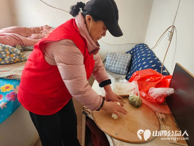 介休市敬老协会敬老助老活动走进洪山镇崇贤村入户85岁特困老人胡家龙家中为老人打扫室内外卫生、包饺子 - 第12张 - 山西公益人 介休市敬老协会敬老助老活动走进洪山镇崇贤村入户85岁特困老人胡家龙家中为老人打扫室内外卫生、包饺子 - 第12张