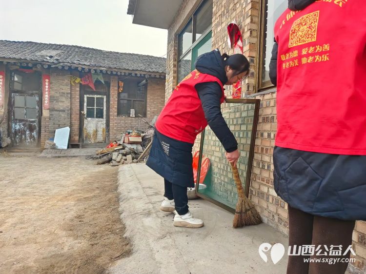 介休市敬老协会敬老助老活动走进洪山镇崇贤村入户85岁特困老人胡家龙家中为老人打扫室内外卫生、包饺子 - 第19张 - 山西公益人 介休市敬老协会敬老助老活动走进洪山镇崇贤村入户85岁特困老人胡家龙家中为老人打扫室内外卫生、包饺子 - 第19张