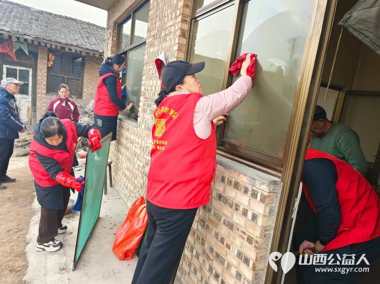 介休市敬老协会敬老助老活动走进洪山镇崇贤村入户85岁特困老人胡家龙家中为老人打扫室内外卫生、包饺子 - 第4张 - 山西公益人 介休市敬老协会敬老助老活动走进洪山镇崇贤村入户85岁特困老人胡家龙家中为老人打扫室内外卫生、包饺子 - 第4张