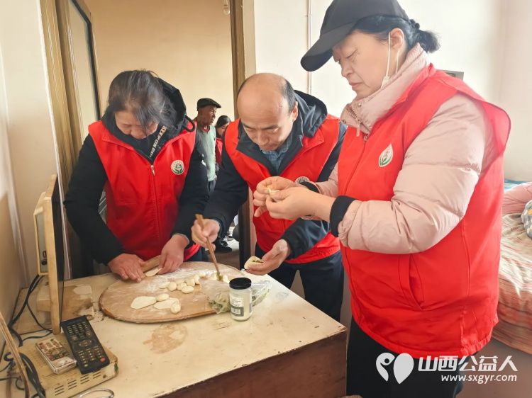 介休市敬老协会敬老助老活动走进洪山镇崇贤村入户85岁特困老人胡家龙家中为老人打扫室内外卫生、包饺子 - 第13张 - 山西公益人 介休市敬老协会敬老助老活动走进洪山镇崇贤村入户85岁特困老人胡家龙家中为老人打扫室内外卫生、包饺子 - 第13张