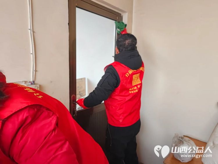 介休市敬老协会敬老助老活动走进洪山镇崇贤村入户85岁特困老人胡家龙家中为老人打扫室内外卫生、包饺子 - 第5张 - 山西公益人 介休市敬老协会敬老助老活动走进洪山镇崇贤村入户85岁特困老人胡家龙家中为老人打扫室内外卫生、包饺子 - 第5张