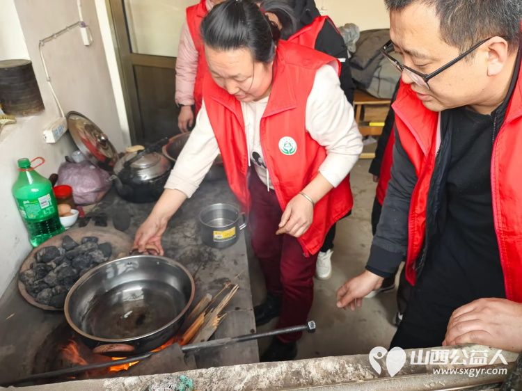 介休市敬老协会敬老助老活动走进洪山镇崇贤村入户85岁特困老人胡家龙家中为老人打扫室内外卫生、包饺子 - 第9张 - 山西公益人 介休市敬老协会敬老助老活动走进洪山镇崇贤村入户85岁特困老人胡家龙家中为老人打扫室内外卫生、包饺子 - 第9张