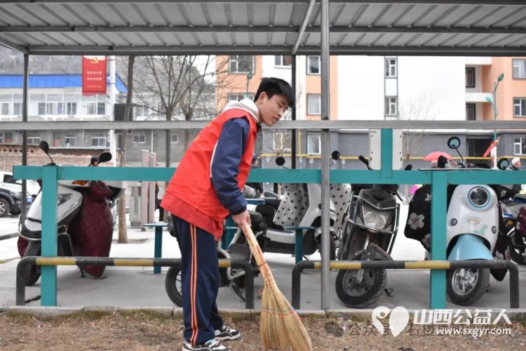 石楼县职业中学开展志愿服务进社区活动走进龙山社区清理社区环境走进社区孤寡老人家中帮忙打扫房间 - 第6张