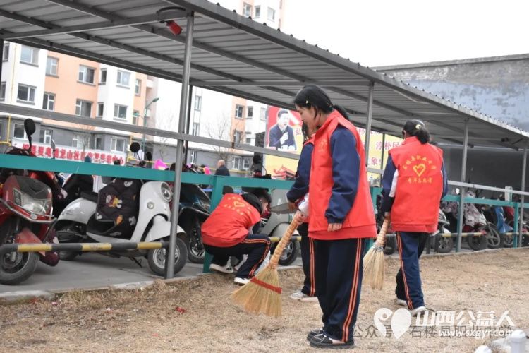 石楼县职业中学开展志愿服务进社区活动走进龙山社区清理社区环境走进社区孤寡老人家中帮忙打扫房间 - 第7张