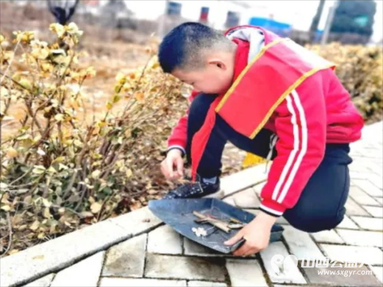 石楼县城关小学开展学雷锋主题班队会走进社区开展卫生清理志愿服务活动 - 第14张 - 山西公益人 石楼县城关小学开展学雷锋主题班队会走进社区开展卫生清理志愿服务活动 - 第14张