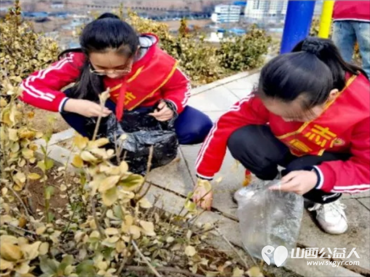 石楼县城关小学开展学雷锋主题班队会走进社区开展卫生清理志愿服务活动 - 第13张 - 山西公益人 石楼县城关小学开展学雷锋主题班队会走进社区开展卫生清理志愿服务活动 - 第13张