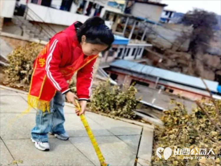 石楼县城关小学开展学雷锋主题班队会走进社区开展卫生清理志愿服务活动 - 第15张 - 山西公益人 石楼县城关小学开展学雷锋主题班队会走进社区开展卫生清理志愿服务活动 - 第15张