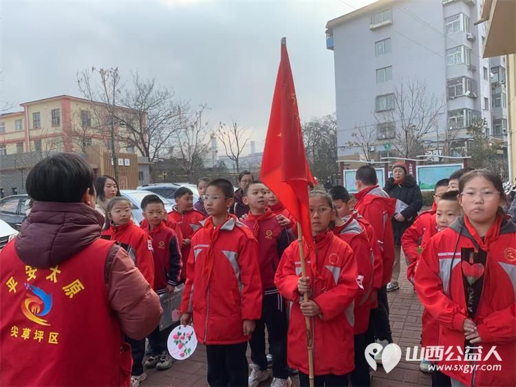 太原市尖草坪区七府坟西社区组织小学生接受学雷锋教育慰问看望老年人 - 第2张