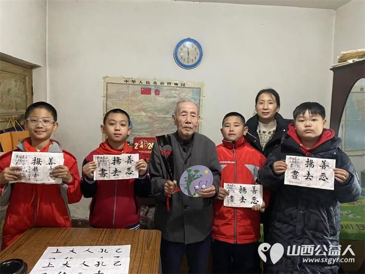 太原市尖草坪区七府坟西社区组织小学生接受学雷锋教育慰问看望老年人 - 第7张