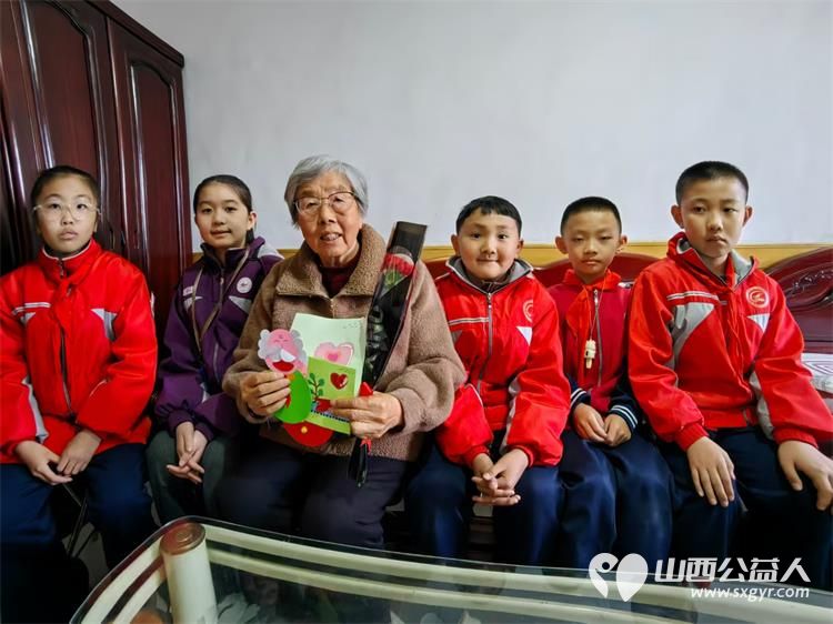 太原市尖草坪区七府坟西社区组织小学生接受学雷锋教育慰问看望老年人 - 第8张