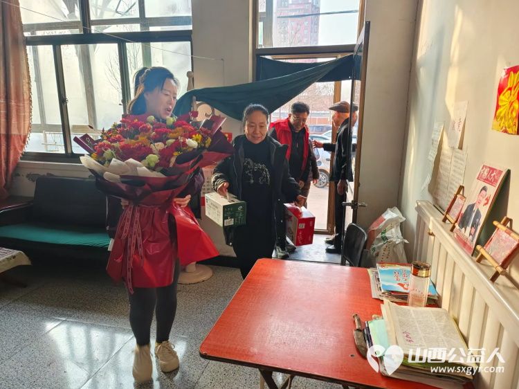 介休市敬老协会敬老助老活动抵达连福镇义和堡村王士功老人的家中为老人送上饱含关怀的节日慰问品 - 第1张 - 山西公益人 介休市敬老协会敬老助老活动抵达连福镇义和堡村王士功老人的家中为老人送上饱含关怀的节日慰问品 - 第1张