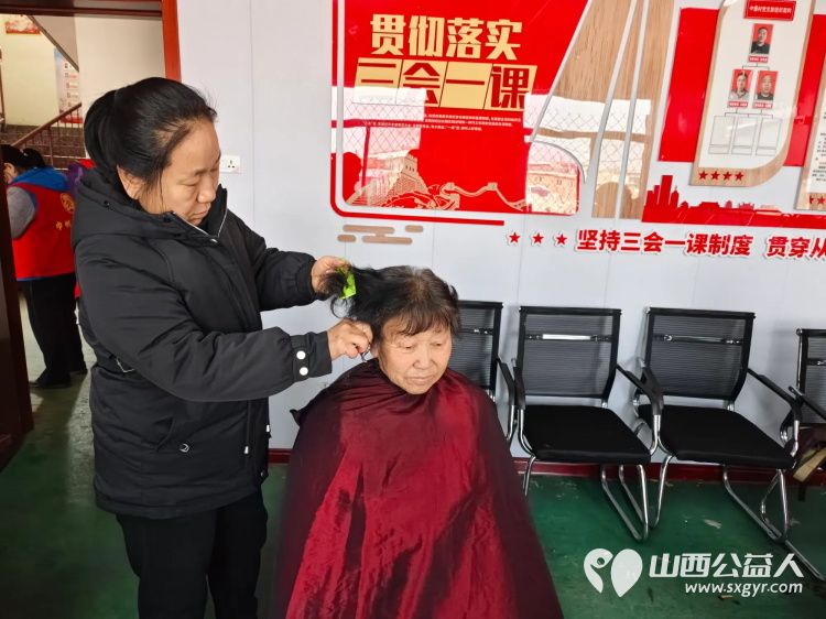 3月8日介休市敬老协会走进义安镇中堡村现场为老人们爱心理发,绵山眼科的医护人员为老人进行测视力裂隙灯检查以及量血压等 - 第11张 - 山西公益人 3月8日介休市敬老协会走进义安镇中堡村现场为老人们爱心理发,绵山眼科的医护人员为老人进行测视力裂隙灯检查以及量血压等 - 第11张