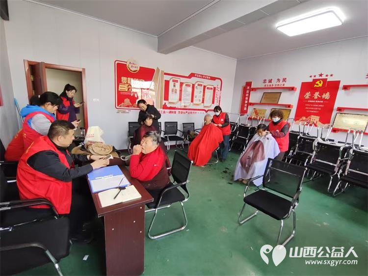 3月8日介休市敬老协会走进义安镇中堡村现场为老人们爱心理发,绵山眼科的医护人员为老人进行测视力裂隙灯检查以及量血压等 - 第6张 - 山西公益人 3月8日介休市敬老协会走进义安镇中堡村现场为老人们爱心理发,绵山眼科的医护人员为老人进行测视力裂隙灯检查以及量血压等 - 第6张