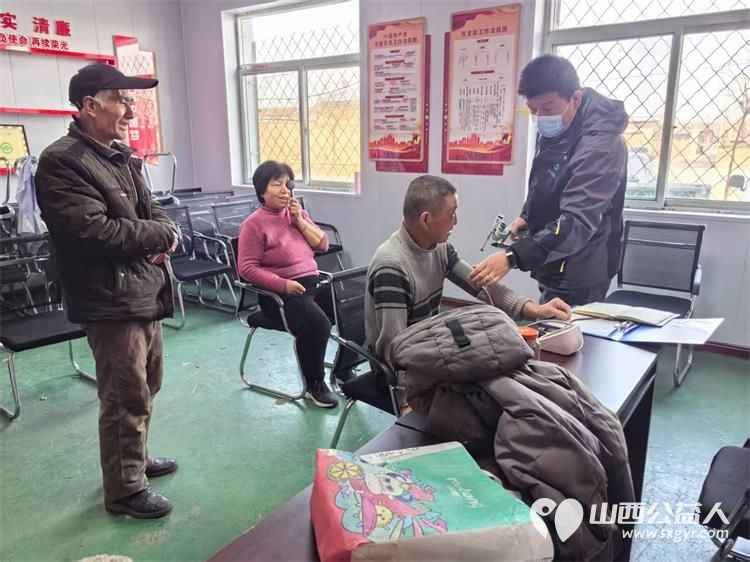 3月8日介休市敬老协会走进义安镇中堡村现场为老人们爱心理发,绵山眼科的医护人员为老人进行测视力裂隙灯检查以及量血压等 - 第19张 - 山西公益人 3月8日介休市敬老协会走进义安镇中堡村现场为老人们爱心理发,绵山眼科的医护人员为老人进行测视力裂隙灯检查以及量血压等 - 第19张