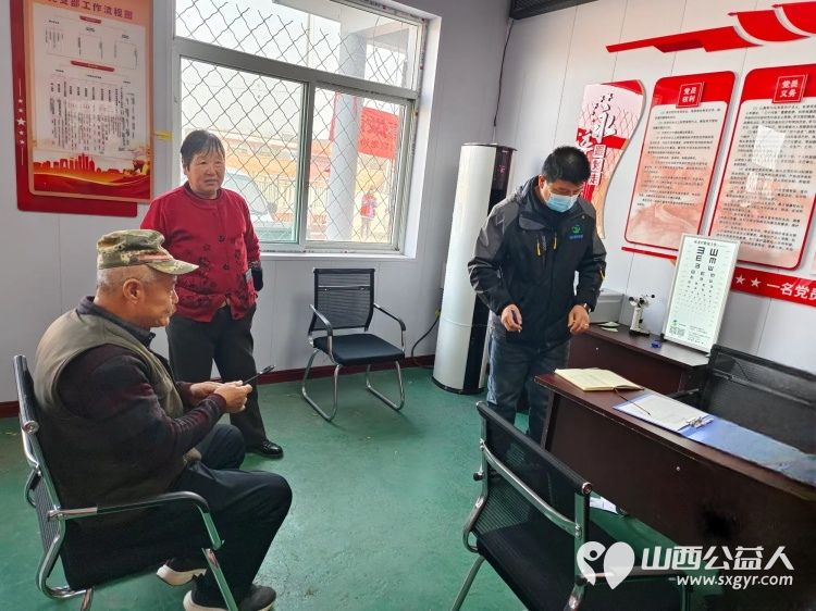 3月8日介休市敬老协会走进义安镇中堡村现场为老人们爱心理发,绵山眼科的医护人员为老人进行测视力裂隙灯检查以及量血压等 - 第18张 - 山西公益人 3月8日介休市敬老协会走进义安镇中堡村现场为老人们爱心理发,绵山眼科的医护人员为老人进行测视力裂隙灯检查以及量血压等 - 第18张