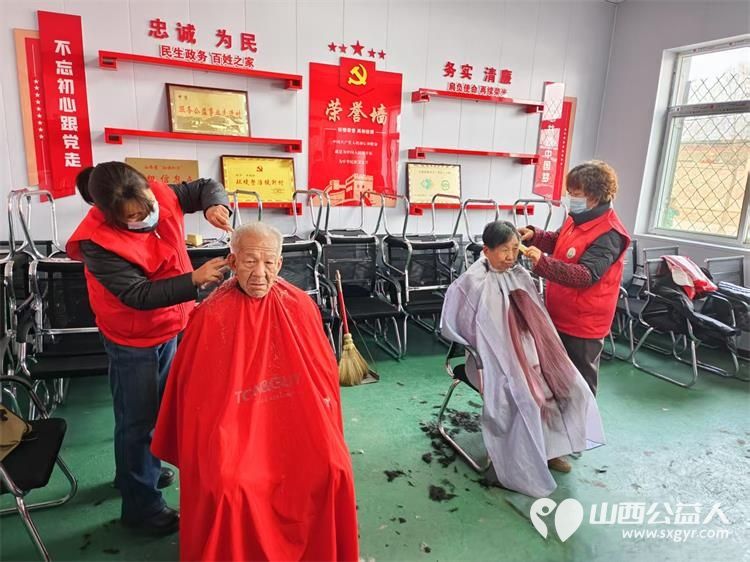 3月8日介休市敬老协会走进义安镇中堡村现场为老人们爱心理发,绵山眼科的医护人员为老人进行测视力裂隙灯检查以及量血压等 - 第8张 - 山西公益人 3月8日介休市敬老协会走进义安镇中堡村现场为老人们爱心理发,绵山眼科的医护人员为老人进行测视力裂隙灯检查以及量血压等 - 第8张