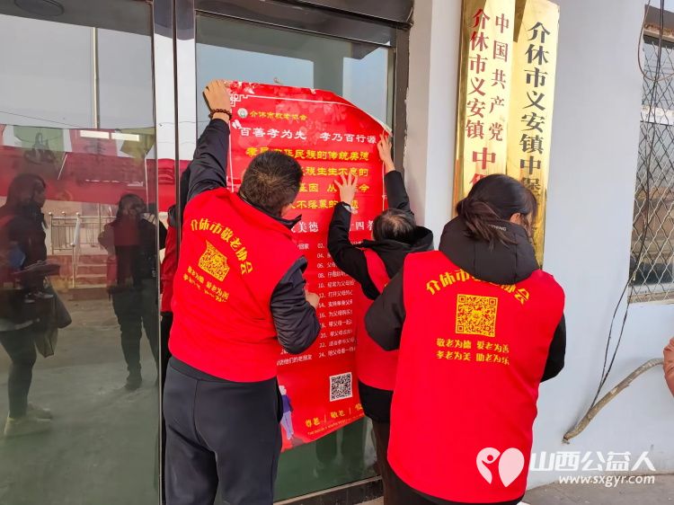 3月8日介休市敬老协会走进义安镇中堡村现场为老人们爱心理发,绵山眼科的医护人员为老人进行测视力裂隙灯检查以及量血压等 - 第4张 - 山西公益人 3月8日介休市敬老协会走进义安镇中堡村现场为老人们爱心理发,绵山眼科的医护人员为老人进行测视力裂隙灯检查以及量血压等 - 第4张