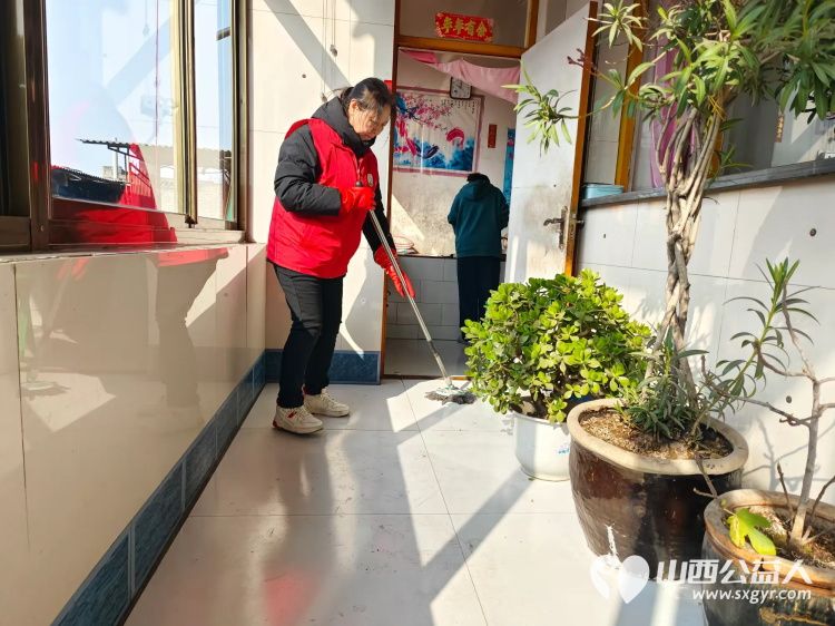 介休市敬老协会志愿者在义安镇中堡村入户低保老人67岁的冯月香家中志愿者双手捧着一束鲜花递到冯奶奶手中随后为老人爱心理发打扫卫生包饺子 - 第6张 - 山西公益人 介休市敬老协会志愿者在义安镇中堡村入户低保老人67岁的冯月香家中志愿者双手捧着一束鲜花递到冯奶奶手中随后为老人爱心理发打扫卫生包饺子 - 第6张