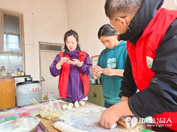 介休市敬老协会志愿者在义安镇中堡村入户低保老人67岁的冯月香家中志愿者双手捧着一束鲜花递到冯奶奶手中随后为老人爱心理发打扫卫生包饺子 - 第10张 - 山西公益人 介休市敬老协会志愿者在义安镇中堡村入户低保老人67岁的冯月香家中志愿者双手捧着一束鲜花递到冯奶奶手中随后为老人爱心理发打扫卫生包饺子 - 第10张