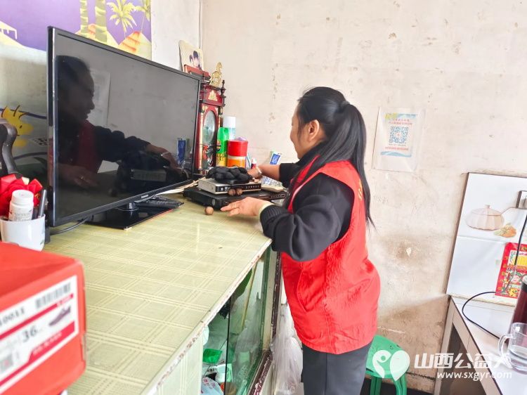 介休市敬老协会志愿者在义安镇中堡村入户低保老人67岁的冯月香家中志愿者双手捧着一束鲜花递到冯奶奶手中随后为老人爱心理发打扫卫生包饺子 - 第7张 - 山西公益人 介休市敬老协会志愿者在义安镇中堡村入户低保老人67岁的冯月香家中志愿者双手捧着一束鲜花递到冯奶奶手中随后为老人爱心理发打扫卫生包饺子 - 第7张