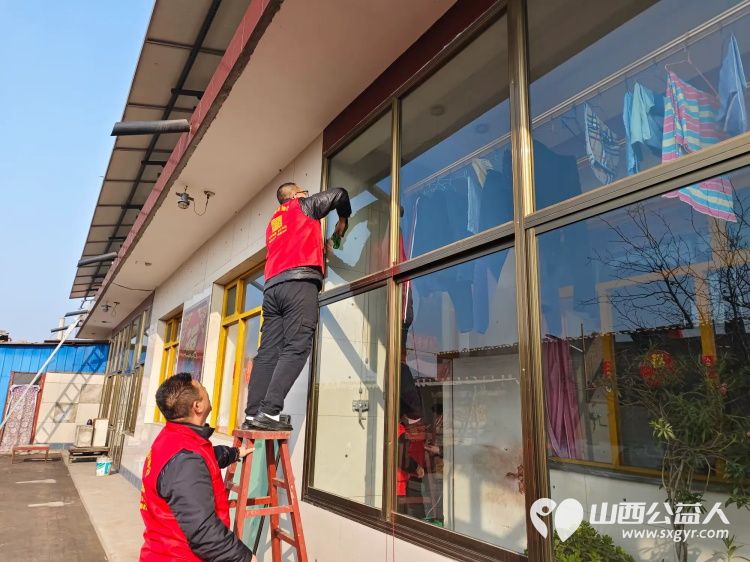介休市敬老协会志愿者在义安镇中堡村入户低保老人67岁的冯月香家中志愿者双手捧着一束鲜花递到冯奶奶手中随后为老人爱心理发打扫卫生包饺子 - 第15张 - 山西公益人 介休市敬老协会志愿者在义安镇中堡村入户低保老人67岁的冯月香家中志愿者双手捧着一束鲜花递到冯奶奶手中随后为老人爱心理发打扫卫生包饺子 - 第15张