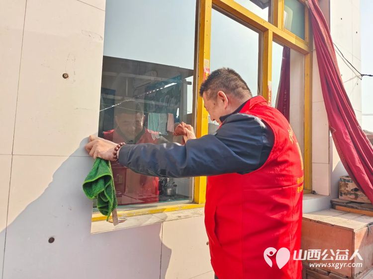 介休市敬老协会志愿者在义安镇中堡村入户低保老人67岁的冯月香家中志愿者双手捧着一束鲜花递到冯奶奶手中随后为老人爱心理发打扫卫生包饺子 - 第16张 - 山西公益人 介休市敬老协会志愿者在义安镇中堡村入户低保老人67岁的冯月香家中志愿者双手捧着一束鲜花递到冯奶奶手中随后为老人爱心理发打扫卫生包饺子 - 第16张