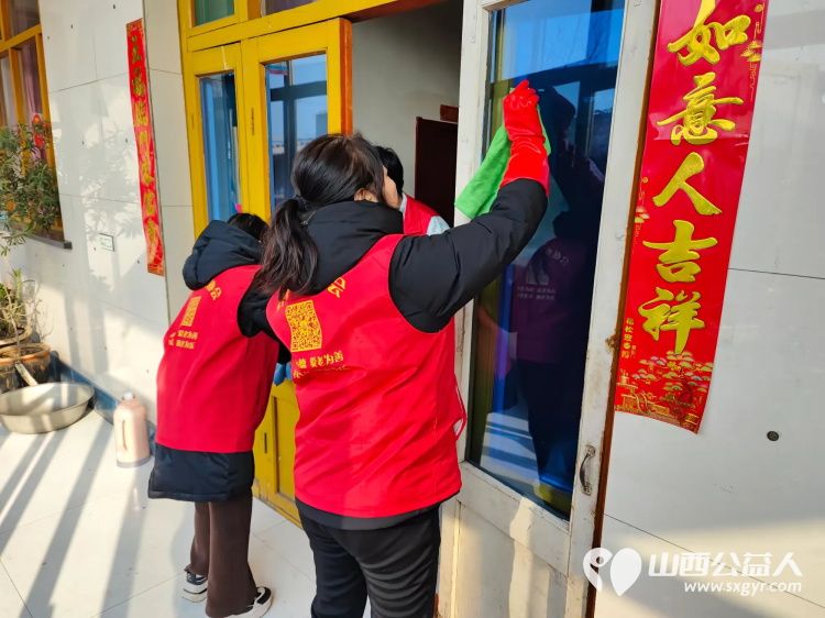 介休市敬老协会志愿者在义安镇中堡村入户低保老人67岁的冯月香家中志愿者双手捧着一束鲜花递到冯奶奶手中随后为老人爱心理发打扫卫生包饺子 - 第13张 - 山西公益人 介休市敬老协会志愿者在义安镇中堡村入户低保老人67岁的冯月香家中志愿者双手捧着一束鲜花递到冯奶奶手中随后为老人爱心理发打扫卫生包饺子 - 第13张