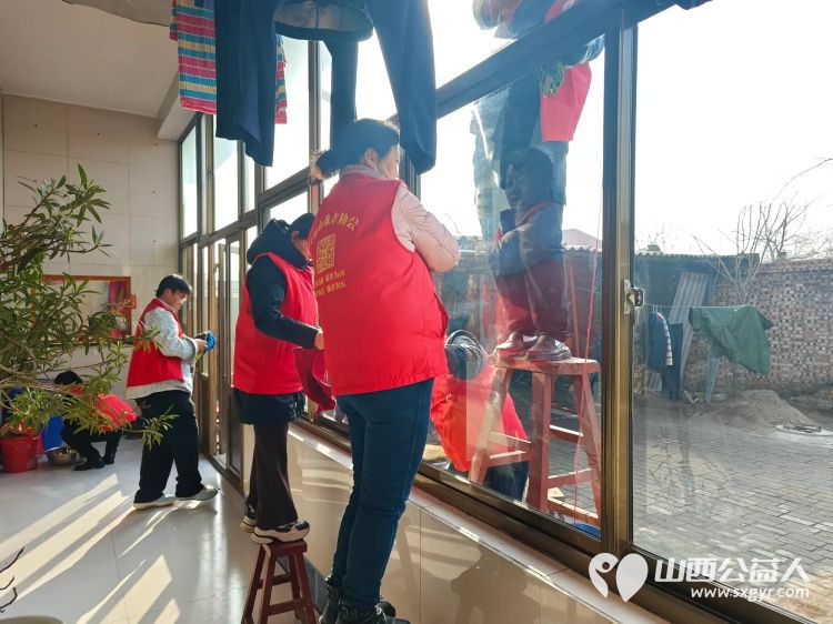 介休市敬老协会志愿者在义安镇中堡村入户低保老人67岁的冯月香家中志愿者双手捧着一束鲜花递到冯奶奶手中随后为老人爱心理发打扫卫生包饺子 - 第11张 - 山西公益人 介休市敬老协会志愿者在义安镇中堡村入户低保老人67岁的冯月香家中志愿者双手捧着一束鲜花递到冯奶奶手中随后为老人爱心理发打扫卫生包饺子 - 第11张