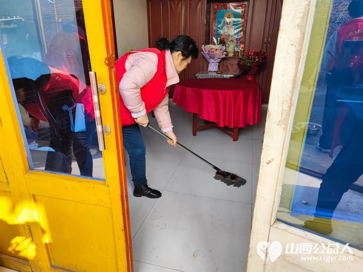 介休市敬老协会志愿者在义安镇中堡村入户低保老人67岁的冯月香家中志愿者双手捧着一束鲜花递到冯奶奶手中随后为老人爱心理发打扫卫生包饺子 - 第4张 - 山西公益人 介休市敬老协会志愿者在义安镇中堡村入户低保老人67岁的冯月香家中志愿者双手捧着一束鲜花递到冯奶奶手中随后为老人爱心理发打扫卫生包饺子 - 第4张