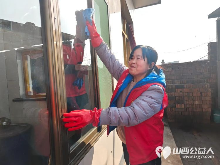 介休市敬老协会志愿者在义安镇中堡村入户低保老人67岁的冯月香家中志愿者双手捧着一束鲜花递到冯奶奶手中随后为老人爱心理发打扫卫生包饺子 - 第12张 - 山西公益人 介休市敬老协会志愿者在义安镇中堡村入户低保老人67岁的冯月香家中志愿者双手捧着一束鲜花递到冯奶奶手中随后为老人爱心理发打扫卫生包饺子 - 第12张