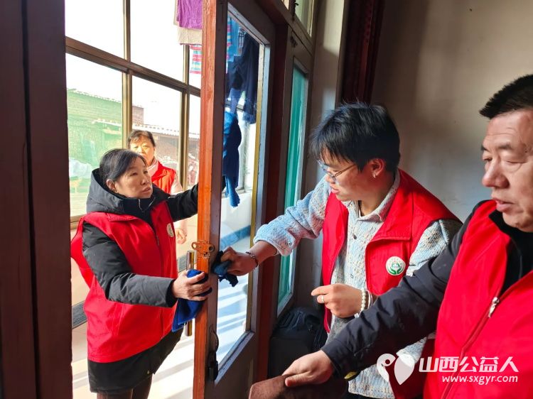 介休市敬老协会志愿者在义安镇中堡村入户低保老人67岁的冯月香家中志愿者双手捧着一束鲜花递到冯奶奶手中随后为老人爱心理发打扫卫生包饺子 - 第14张 - 山西公益人 介休市敬老协会志愿者在义安镇中堡村入户低保老人67岁的冯月香家中志愿者双手捧着一束鲜花递到冯奶奶手中随后为老人爱心理发打扫卫生包饺子 - 第14张