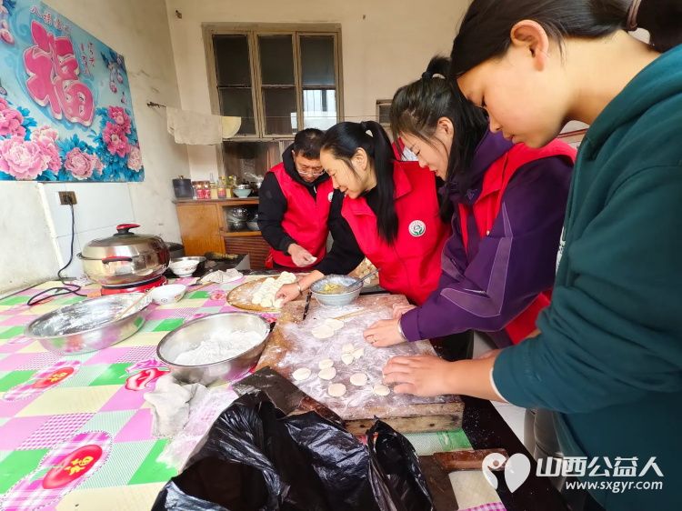 介休市敬老协会志愿者在义安镇中堡村入户低保老人67岁的冯月香家中志愿者双手捧着一束鲜花递到冯奶奶手中随后为老人爱心理发打扫卫生包饺子 - 第9张 - 山西公益人 介休市敬老协会志愿者在义安镇中堡村入户低保老人67岁的冯月香家中志愿者双手捧着一束鲜花递到冯奶奶手中随后为老人爱心理发打扫卫生包饺子 - 第9张